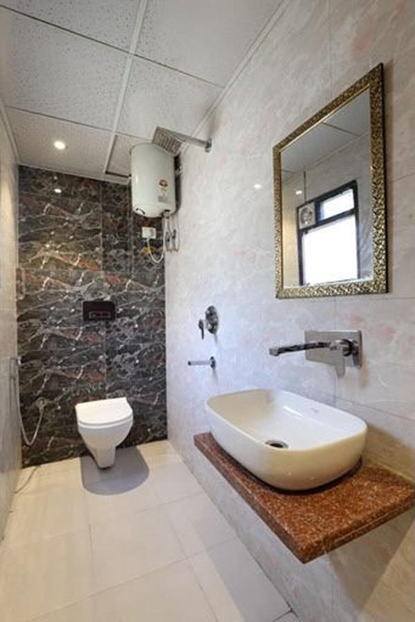 Amrit Hotel Nowe Delhi Zewnętrze zdjęcie