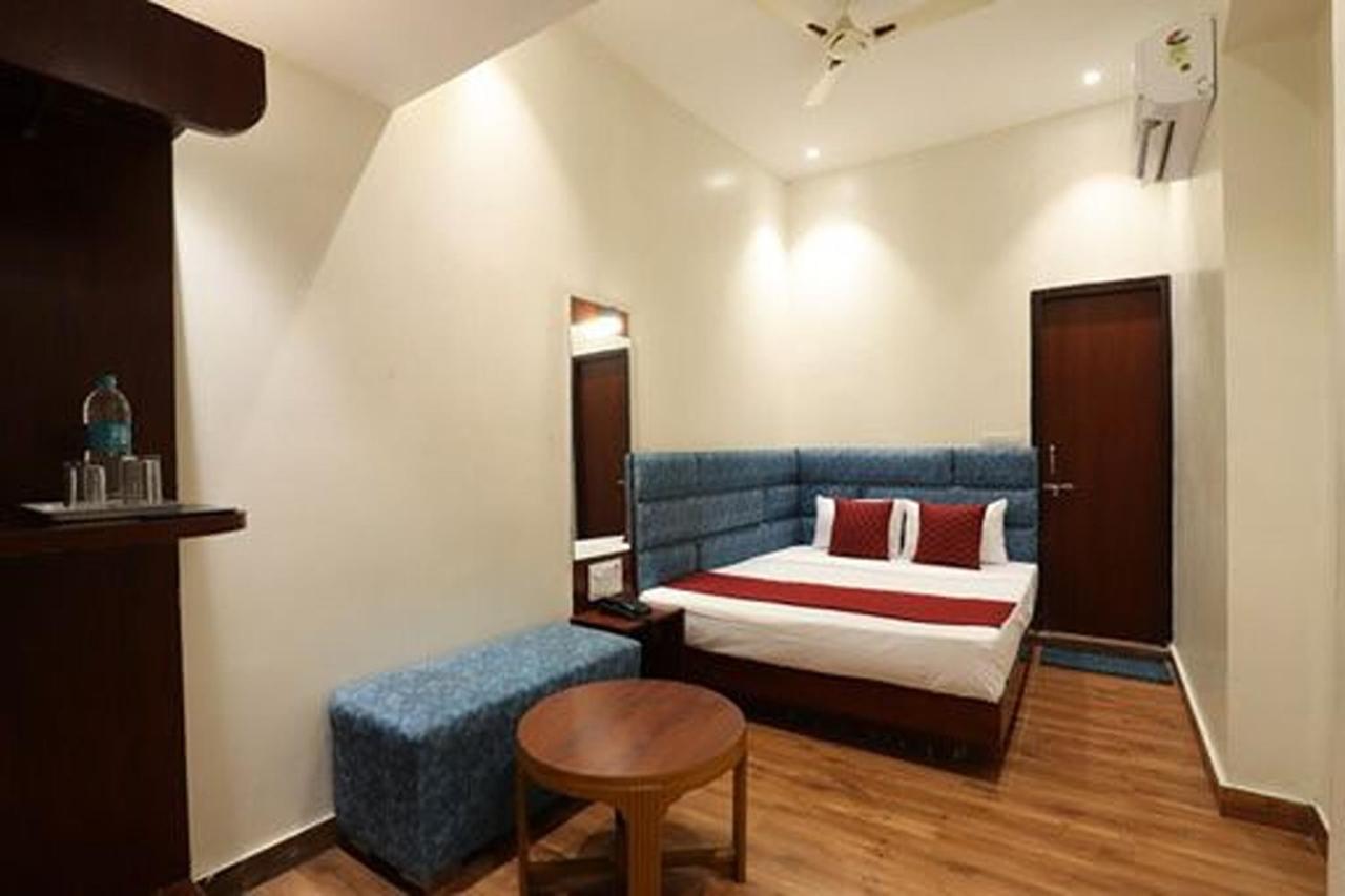 Amrit Hotel Nowe Delhi Zewnętrze zdjęcie
